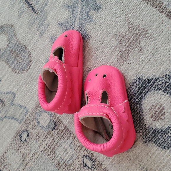 Freshly Picked Neon Pink Baby Girls Leather Crib Shoes Booties Sz2 - Picture 6 of 7